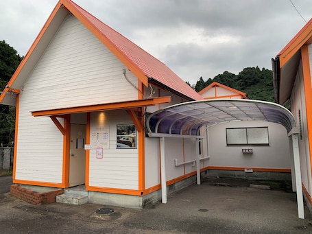 Cubrecamas, minibar, cortinas blackout y sistema de insonorización