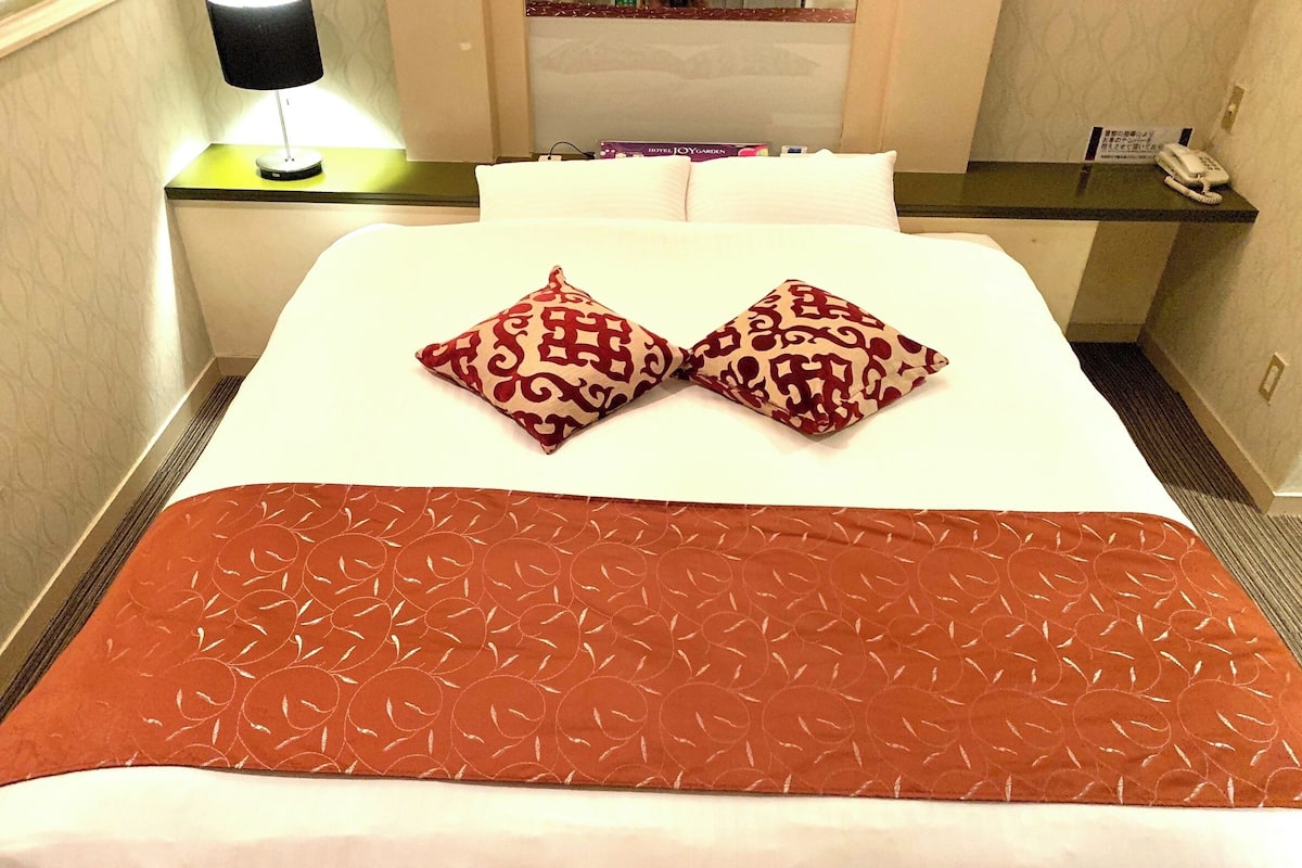 Down comforters, minibar, blackout drapes, soundproofing