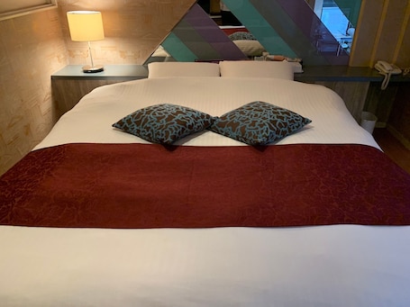 Cubrecamas, minibar, cortinas blackout y sistema de insonorización