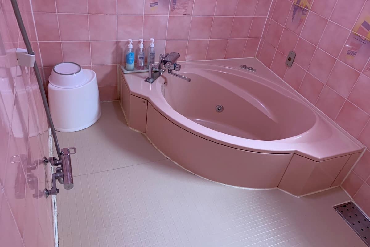 Combined shower/tub, jetted tub, designer toiletries, hair dryer