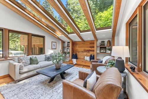 Carpe Montem - Modern, Views, Large Deck, Hot Tub, Private