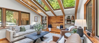 Carpe Montem - Modern, Views, Large Deck, Hot Tub, Private