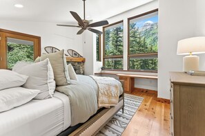 6 bedrooms, iron/ironing board, WiFi, bed sheets