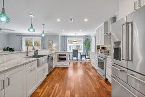Réfrigérateur, four à micro-ondes, un four, surface de cuisson