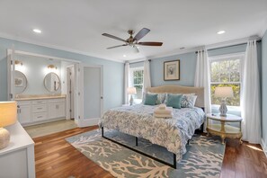 4 habitaciones, escritorio y tabla de planchar con plancha 