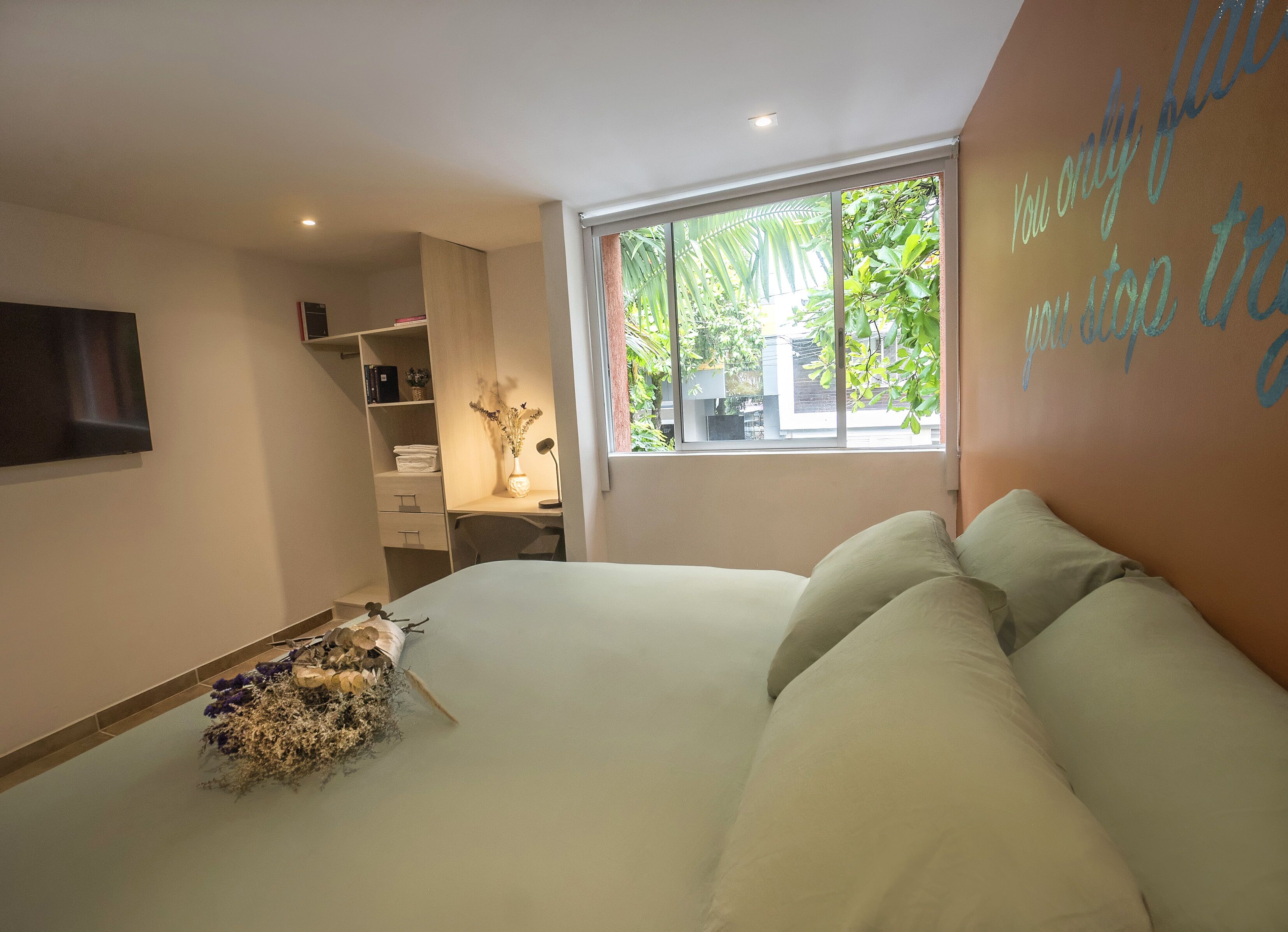 8 bedrooms, WiFi, bed sheets