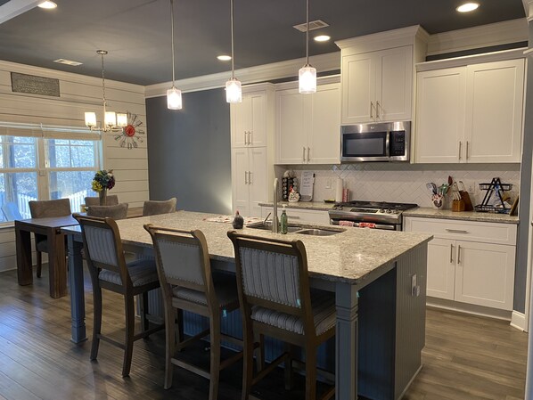 Mikrobølgeovn, ovn, kokeplater og oppvaskmaskin