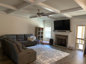 Smart-TV, peis og bøker