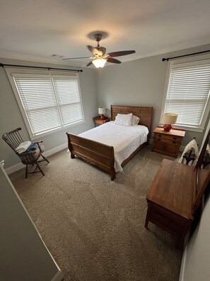 5 bedrooms, travel crib, WiFi, bed sheets - Large in-town family home. Minutes to all Atlanta has to offer! (Atlanta)