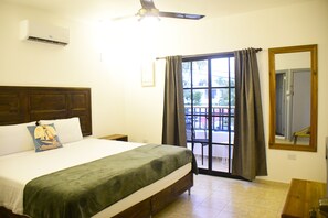 Pillow-top beds, free minibar, individually decorated - Hostal Marina Samana  (Samaná)