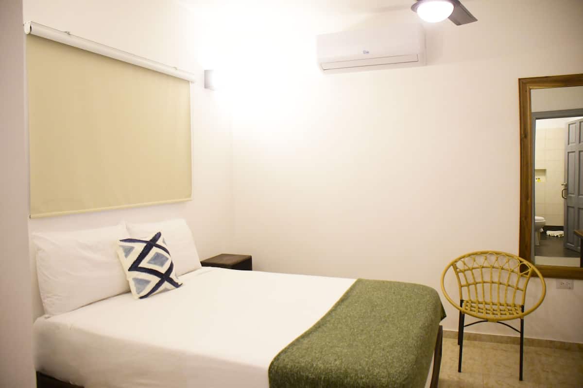 Chambre Double Classique, 1 grand lit, vue baie, dans la tour