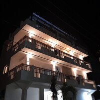 Facciata della struttura - sera/notte