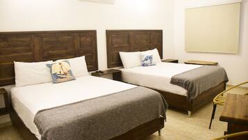 Chambre Familiale avec lits jumeaux, 2 grands lits, vue mer | Surmatelas, articles gratuits dans le mini-bar, décoration personnalisée