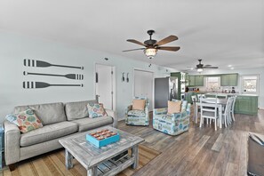 TV, DVD player, pebolim, livros