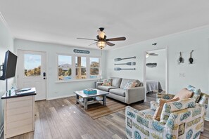 Télévision, lecteur de DVD, baby-foot, livres