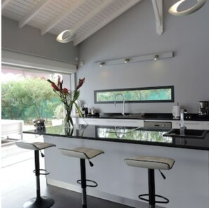 Microwave, oven, stovetop, dishwasher - Villa Indigo - La Coulée Bleue, pool, spa, garden, 8 people (Saint-François)