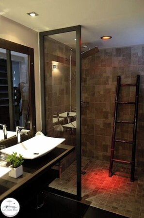 Dusche, Haartrockner, Bidet, Handtücher