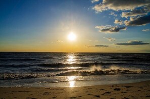 Sulla spiaggia, lettini da mare