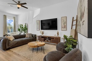 Smart TV - The Urban Muse~Downtown| Med Center| NRG (Houston)