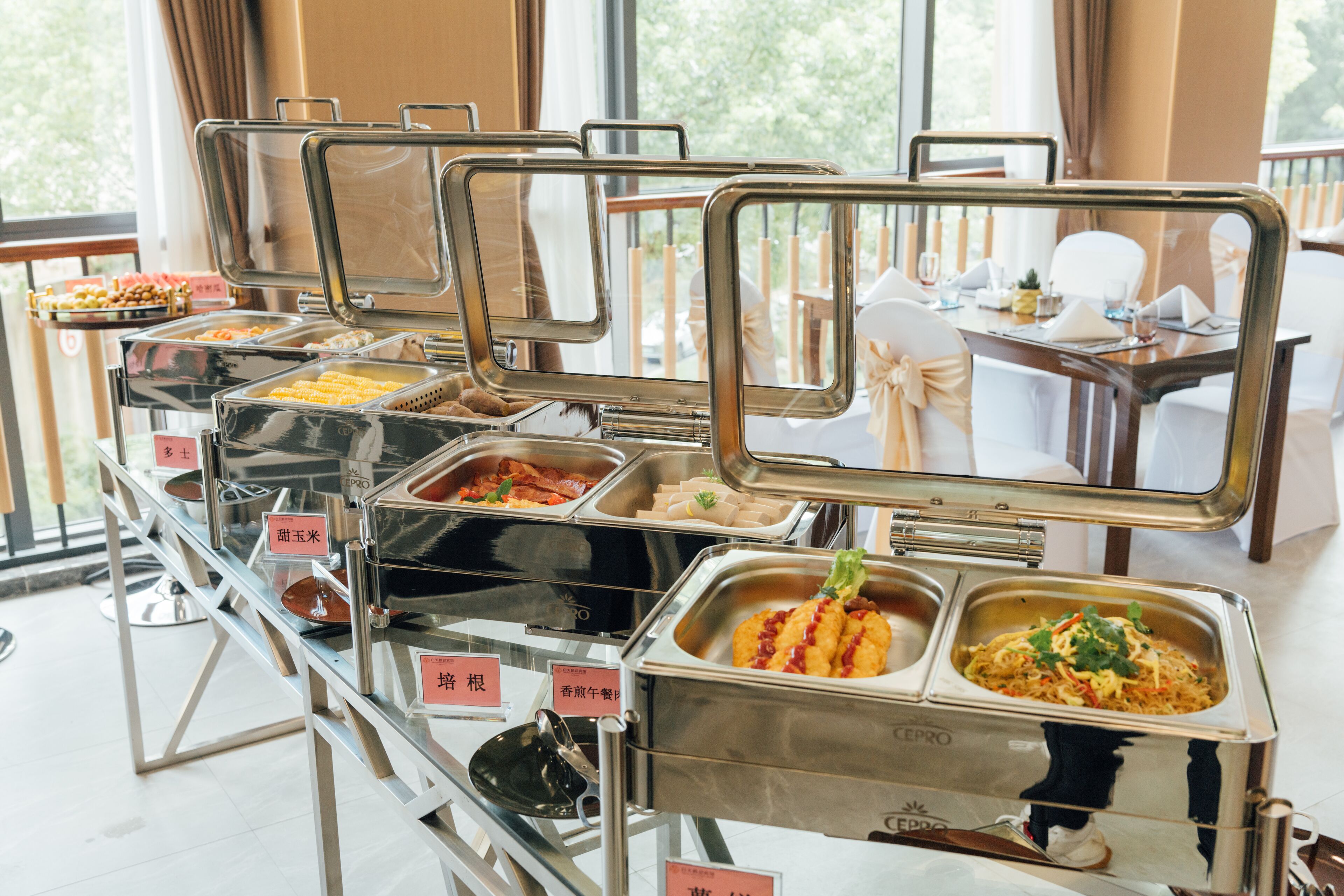 Un buffet proposant une variété de plats, dont une section intitulée « patates douces ».