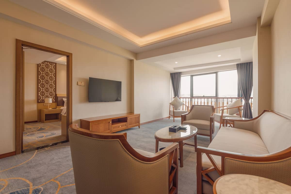 Executive Suite, 1 Bedroom | 1 bedroom, minibar, desk, laptop workspace