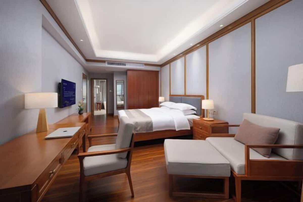 1 bedroom, minibar, desk, laptop workspace