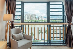 舒适套房, 1 间卧室 | 迷你吧、办公桌、笔记本电脑工作区、遮光窗帘