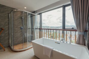 Deluxe suite, 1 slaapkamer | Een minibar, een bureau, een laptopwerkplek, verduisterende gordijnen