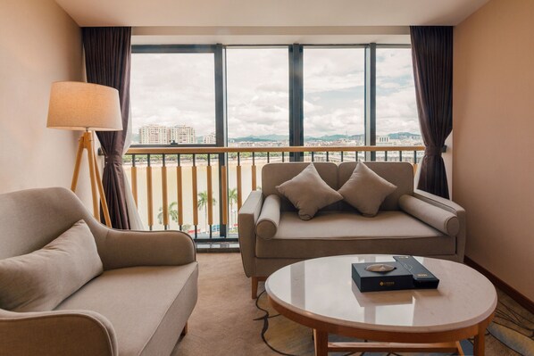 Business Twin Room | Minibar, desk, laptop workspace, blackout drapes - White Swan Guest House Meizhou (Meizhou)