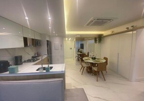 Geladeira, micro-ondas, cooktop, cafeteira/chaleira