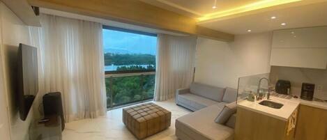 Smart-TV, Videospiele, Tischfußball, Tischtennisplatte