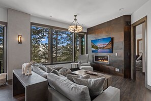 Smart TV, fireplace, table tennis, stereo