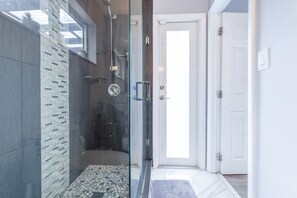 Shower, hair dryer, bidet, towels