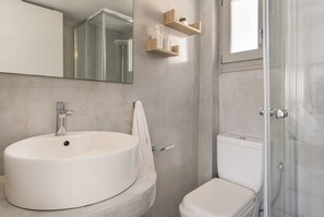 Sèche-cheveux, savon, shampoing, papier toilette