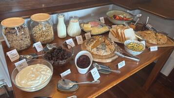 A breakfast buffet with various food items and labels.