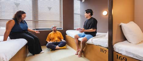 Kolmen hengen superior-huone | Tallelokero huoneessa, ilmainen Wi-Fi, vuodevaatteet