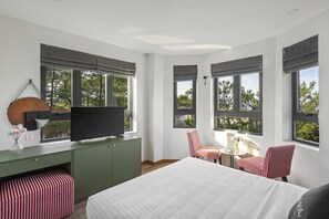 City tweepersoonskamer | Luxe beddengoed, donzen dekbedden, bedden met traagschuimmatras