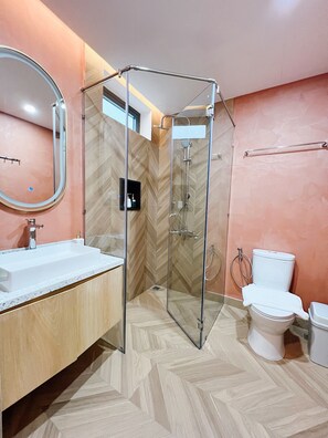 Habitación básica doble, no fumadores, baño privado | 1 dormitorio, ropa de cama de alta calidad, edredones de plumas