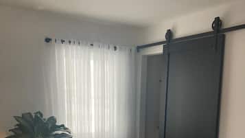 3 makuuhuonetta, työpöytä, silitysrauta/-lauta, vauvan matkasänky