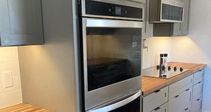 MAC House - Newly Renovated - With Backyard Spa