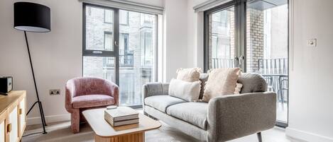 Una televisión, un reproductor estéreo