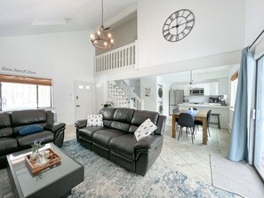 Smart TV, chimenea, libros y monitor de computadora 