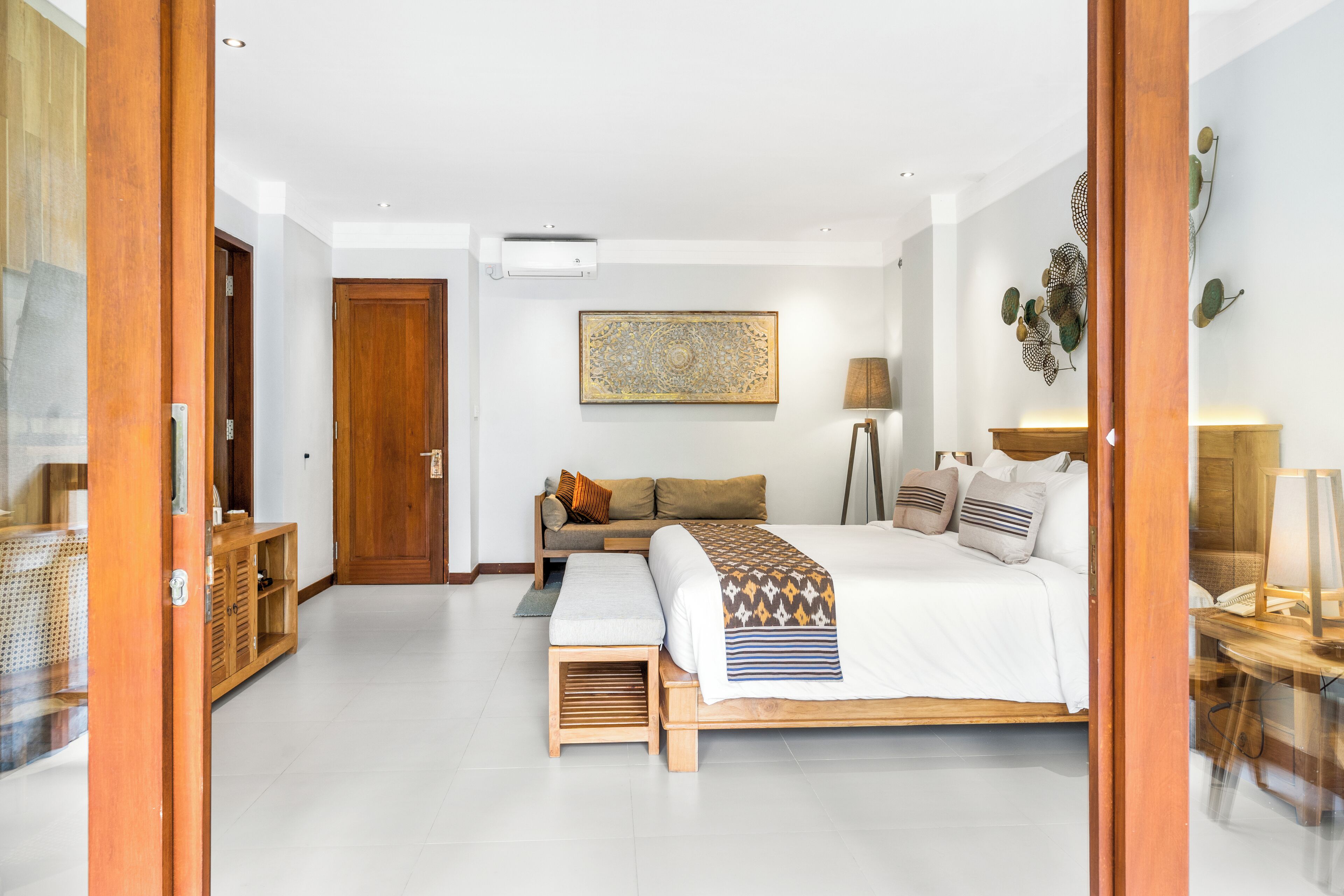 Egyptian cotton sheets, premium bedding, minibar, desk