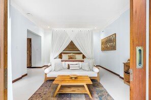 Pool Villa Jungle View with daily Golden Hour Cocktails | Draps en coton égyptien, literie de qualité, minibar