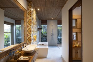 Villa | Badkamer | Gratis toiletartikelen, een haardroger, badjassen, pantoffels