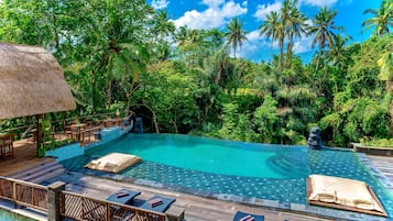 Hồ bơi ngoài trời, ghế dài tắm nắng