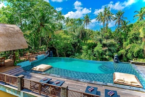 Outdoor pool, sun loungers - Vije Boutique Resort & Spa (Ubud)