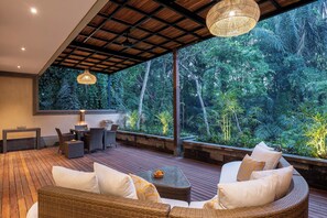One Bedroom Family Jungle View with daily Golden Hour Cocktails | Área de sala de estar | Televisión de 40 pulgadas con canales premium