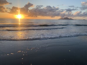 Beach towels - Private Luxury Villa with Resort Pool (Mission Beach)