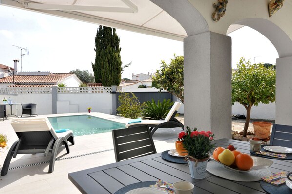 تناول الطعام بالخارج